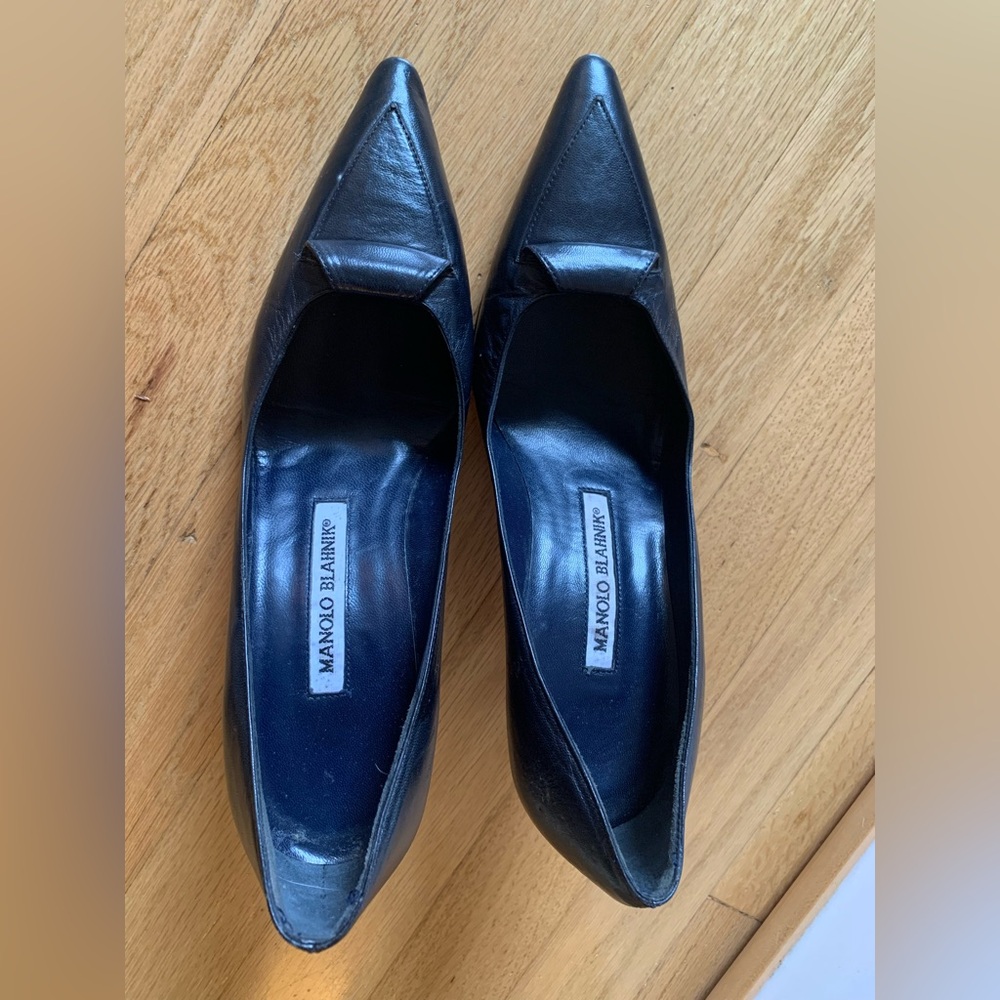 Manolo Blahnik // VTG Black Patent Pumps - Picture 3 of 7